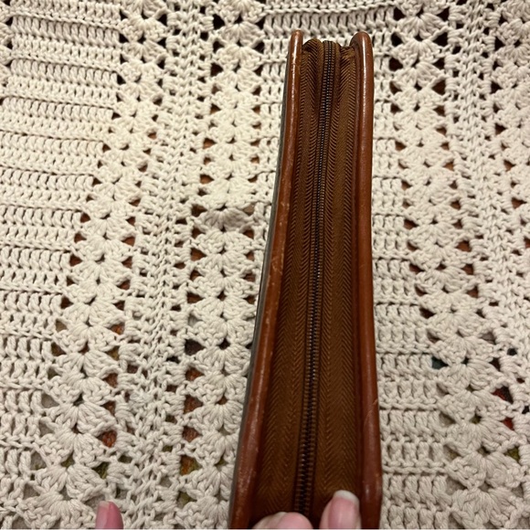 Day-Timer Vintage Green and Brown Leather Zipper Planner/Calendar - Picture 8 of 16